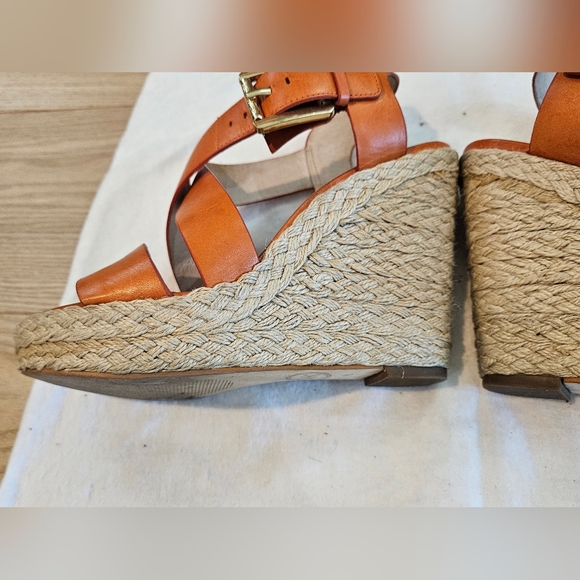 Michael Kors Giovanna Wedges Leather Sandals size 5.5 medium. Like new. - Picture 5 of 9